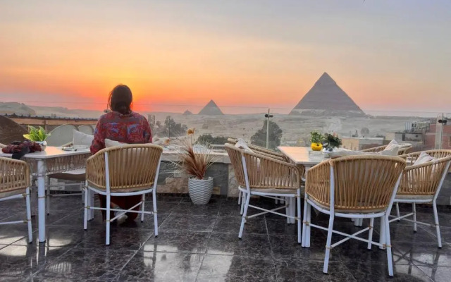Sunshine Pyramids View Inn
