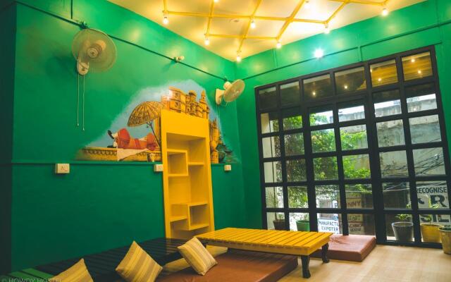 On The Ghat By Howdy Hostels