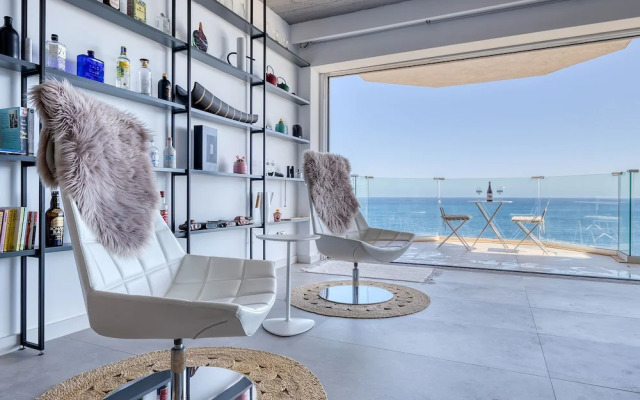 Superb Seafront Family Apartment