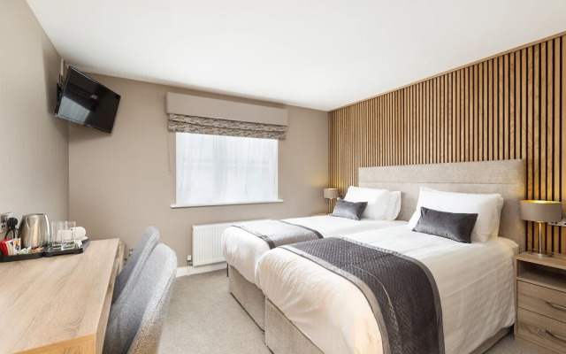 Castle Varagh Hotel & Bar