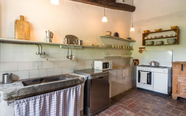 Cosy Farmhouse in Bacchereto With Swimming Pool