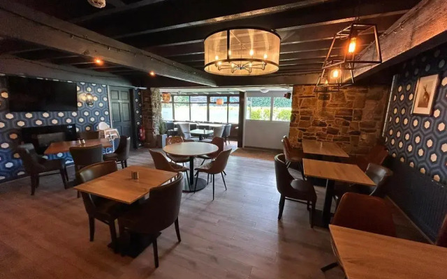 OYO Lamphey Hall Hotel