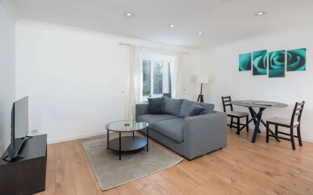 Spacious 1 Bedroom Apartment w/ Parking in Crawley