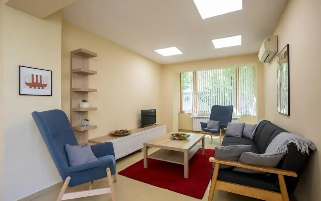 Bright 1bdr Apartment in Top Center