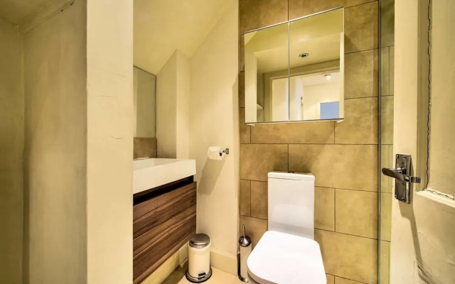 Quiet New Town Apartment