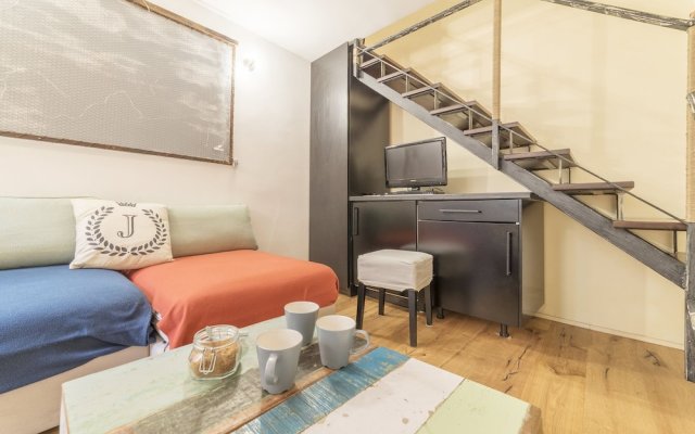 iFlat Yellow Monti Studio Apartment