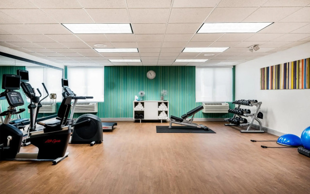 Holiday Inn Express & Suites Charlotte Arpt-Belmont by IHG