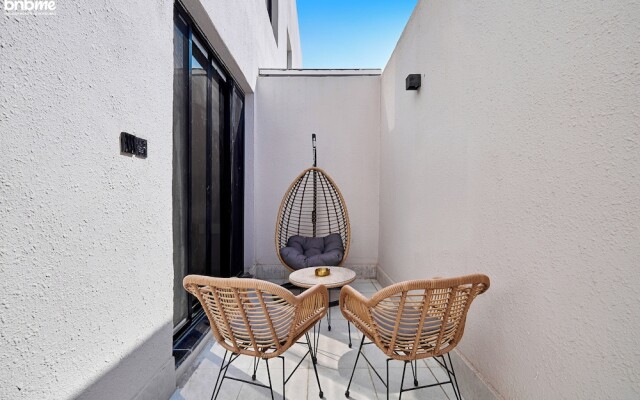 bnbmehomes-3BR Apt with Pvt Balcony-B1
