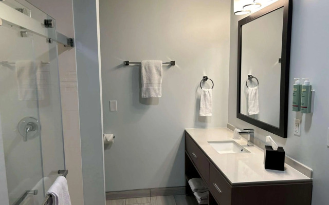 Country Inn & Suites by Radisson, Clinton, IA