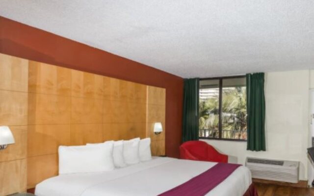 Travelodge by Wyndham Fort Lauderdale Beach