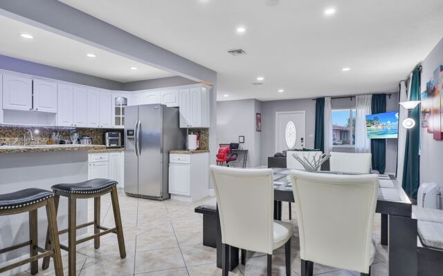 4 to 23 Guests GameRoom 2 Kitchens BAR BBQ