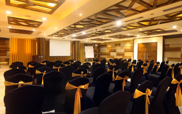 OYO Premium Deccan Apte Road