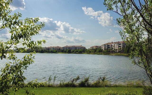 Enjoy Peaceful Lake View! Newly Decorated in Vista Cay - 3br/2b #3408