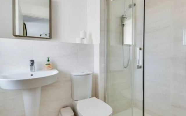 Stylish 4-br House With 3 Ensuite Free Parking