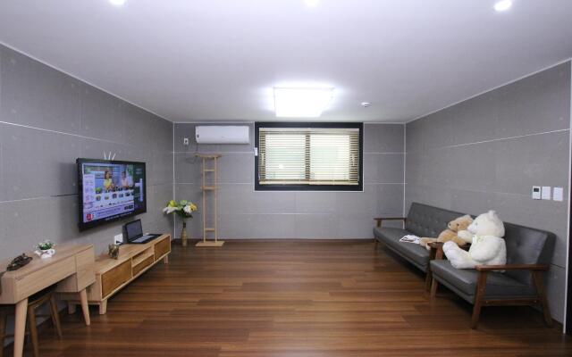 Uljin blue ara CD pension