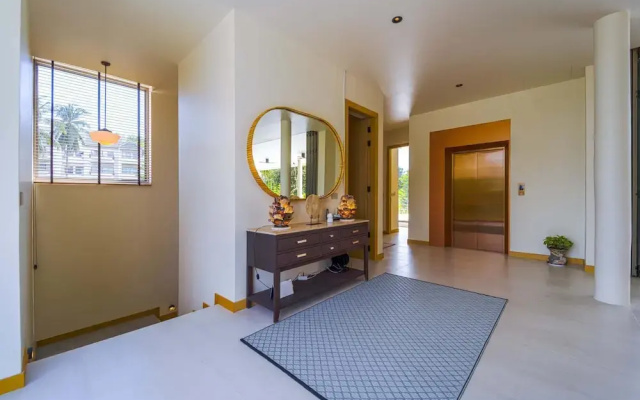 Ultra-Modern 6-Bedroom in GolfCourse PH6