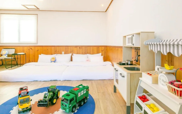 Yeosu Hi Mom Kids Family Pension Black