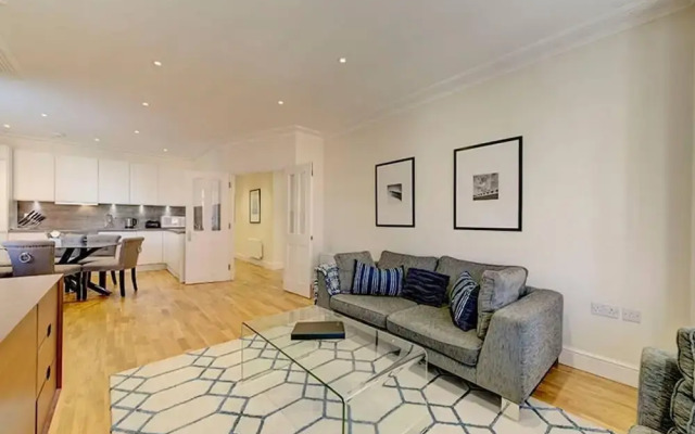 Bright Three Bedroom Apartment in Hammersmith, London