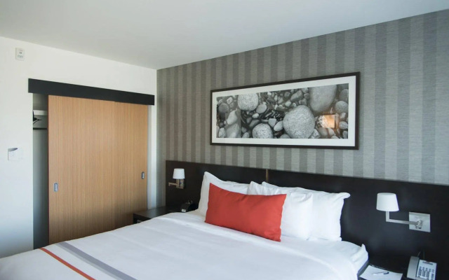 The Grand Winnipeg Airport Hotel by Lakeview