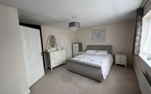 Spacious 4Bd House With Character In Coventry