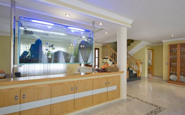 Villa - 4 Bedrooms with Pool, WiFi and Sea views - 104966