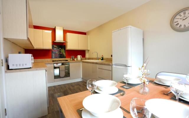 Bright & modern 4 bedroom townhouse