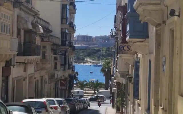 Spacious 4-Bedrooms Townhouse in Tas-Sliema