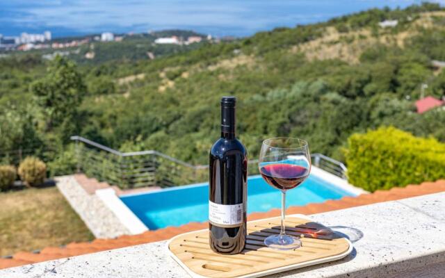 Terra Magica Deluxe Apartment OR Room with Private Parking, Terrace and Sea View