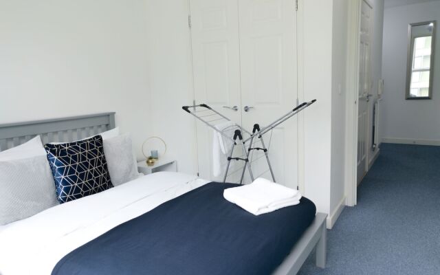 Central Apartment With Free Parking - By Doze