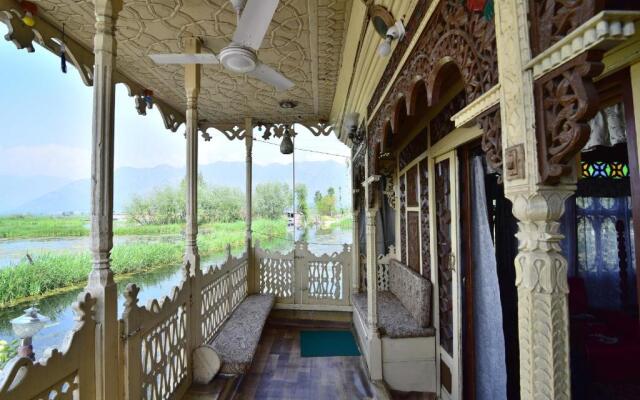 Houseboat Zaindari Palace