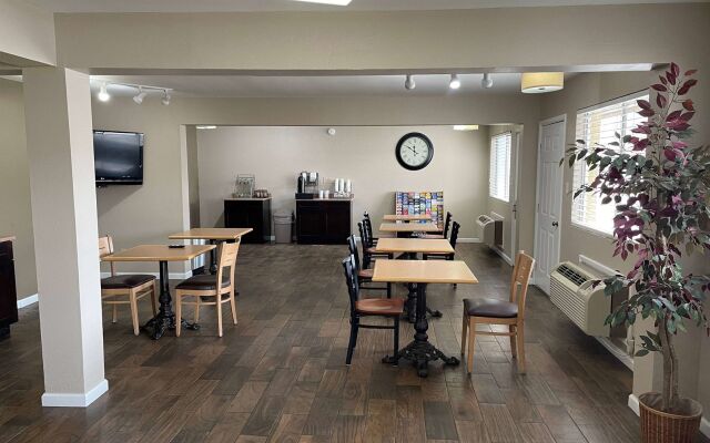 Deluxe Inn & Suites