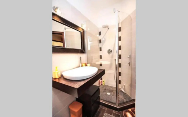 Petite Home In Rome
