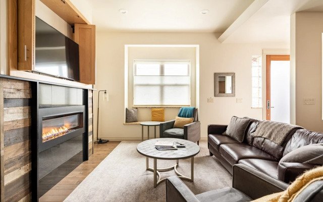 Rooftop Deck Walk to River Downtown Fire pit