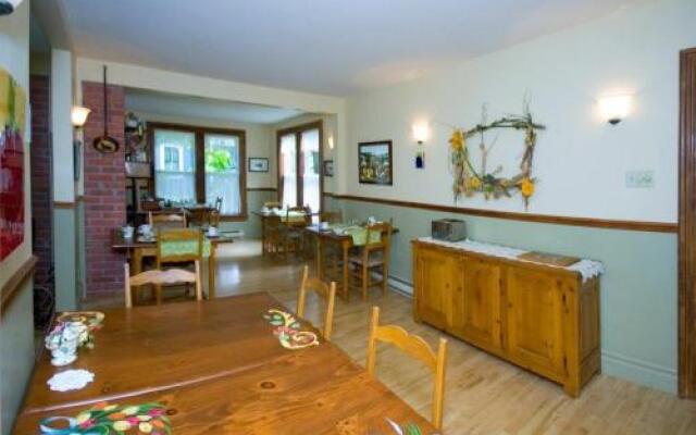 Une Fleur au Bord de l'Eau