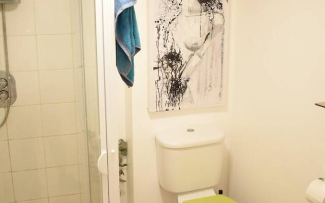 Arty 1 Bedroom Apartment in Camberwell Sleeps 2