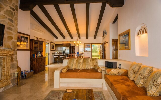 Walk to Cabo Marina & Downtown: Villa Mira Flores