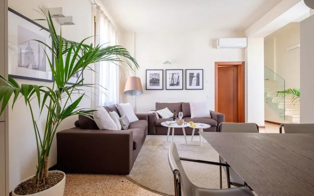 Venice Canal Palazzo Gracious and Modern 3 Bedroom Apartment