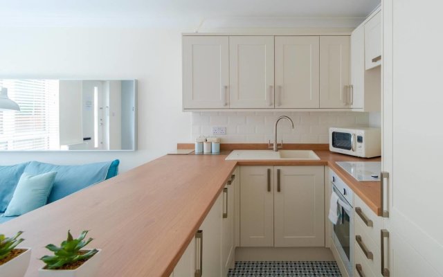 Fantastic 1BR Home - 1 Stop To Canary Wharf!
