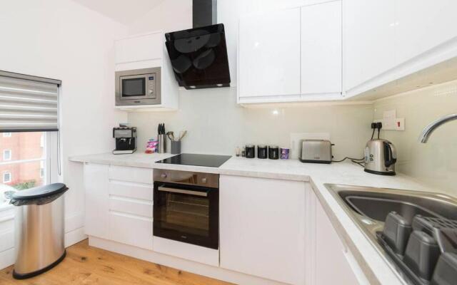 Spacious 1-BDR in central Reading w/ free parking
