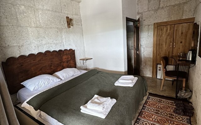 Asma Alti Cave Suits