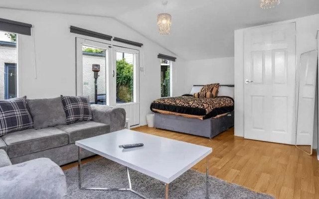 Room-charming Edinburgh Guest Room With