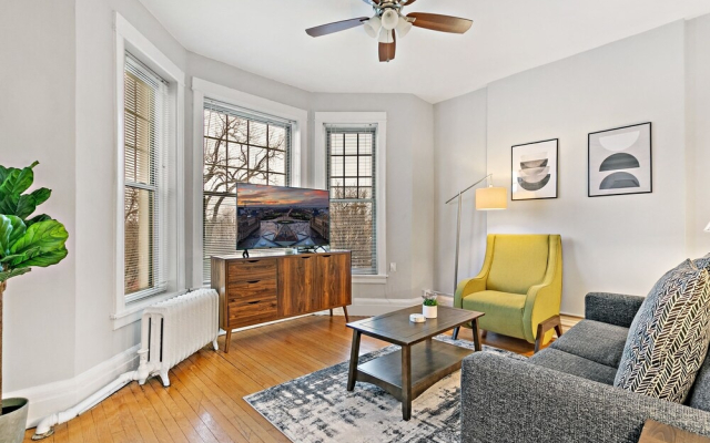 2BR Real Comfy Apt in Wrigleyville