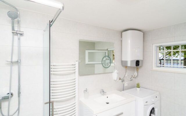 Shining Star Apartments