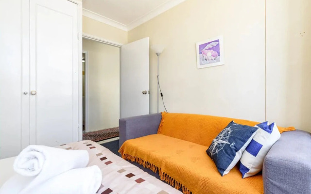 Bright 2 Bedroom Apartment in the Heart of Surfer's Paradise