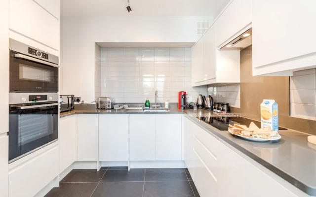 Stylish Riverview Apt with Roof Terrace