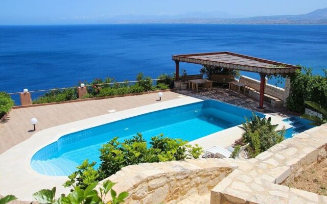 Villa Diktynna Embrace the Endless Blue
