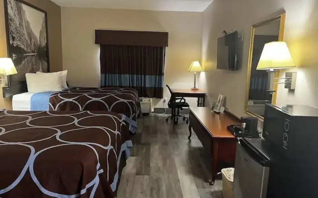 Hotel Piney Woods