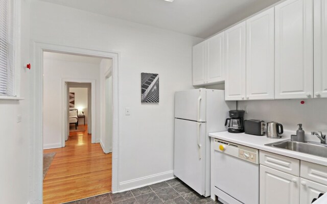 Darling 1BR Apartment in Lakeview