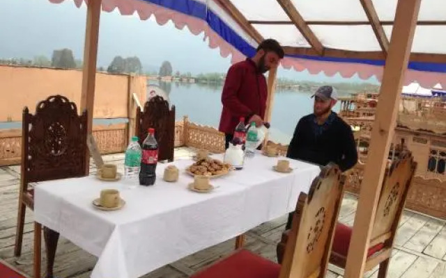 New Zenith Group of Houseboats