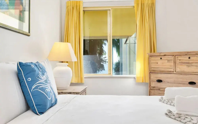 Beachfront Bliss 3-bedroom Apartment with Sea View 4